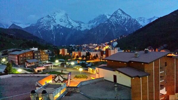 Een prachtig uitzicht over Les Deux Alpes voor het team van <a href="/TopsportAdam/">Topsport Amsterdam</a>. <a href="/alpedhuzes/">Alpe d'HuZes</a> komt nu echt dichtbij! #ad6