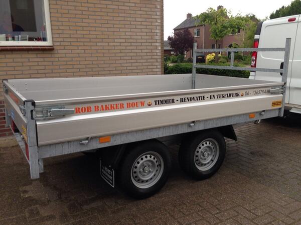 Bakker23Rob's tweet photo. #aanhangwagen is ook weer mooi #bestickerd. #trots http://t.co/qAHQOzjJpn