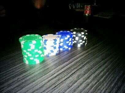 AriAzClan's tweet image. petite partie de poker entre amis ♥ #poker #amis #friends #maisondubluff