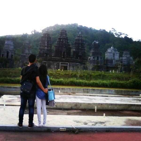 YlFitri's tweet photo. Thx for everything beb @dodhysetyawan23 ,,you make my birthday so full http://t.co/ek2oRuefks