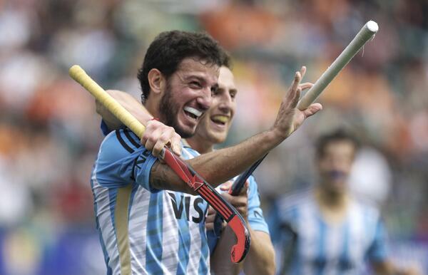 HockeyMobileOK's tweet photo. Primero fue la dedicatoria para su mujer embarazada, pero después Brunet se acordó del "Rifle", Facundo Callioni http://t.co/zKEEsv7DcY