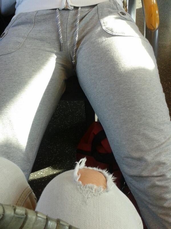 Kokosmakroon's tweet photo. Sommige mensen doen gewoon alsof ze thuis zijn!! #treinleven http://t.co/P2o1CUjdde