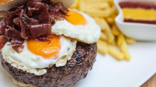 antena3com's tweet photo. Ya está aquí ¡Con dos huevos!, la hamburguesa del mundial http://t.co/O2EVb5KARF http://t.co/2tC8a19Ub4