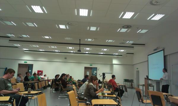 gtugsk's tweet photo. Ake je to vytvarat bankovu appku #Google #glass nam rozprava @joshis_tweets #gdgba http://t.co/4ttuHYxPQD