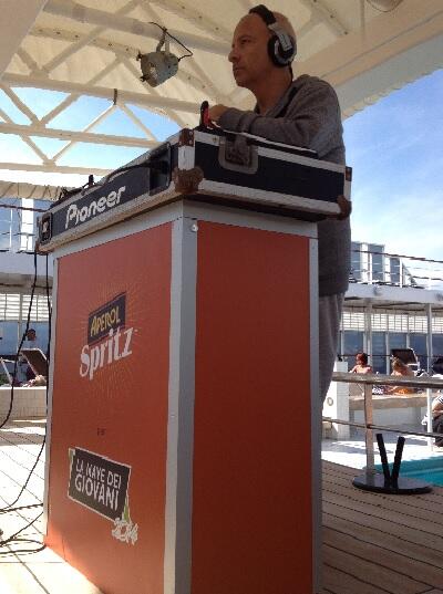 MSC_Crociere's tweet photo. Live #navedeigiovani DJ Sunset Aperol Spritz con @NelloSimioli . Si balla sempre a bordo di #MSCSinfonia http://t.co/LYIThpUETO