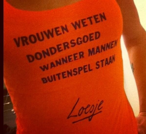 De mooiste <a href="/LoesjeNL/">Loesje v/d Posters</a> in TIJDEN!!! :-) "<a href="/BartelsLinda/">Linda Bartels</a> wil ook zo'n voetbalshirt"  RT is nog mooier.  Please Retweet!
