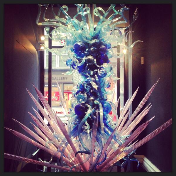 BatoulFarran's tweet image. Another stunning piece of glass art by Dale Chihuly @HalcyonGallery #DiaphanousColours #LightReflections