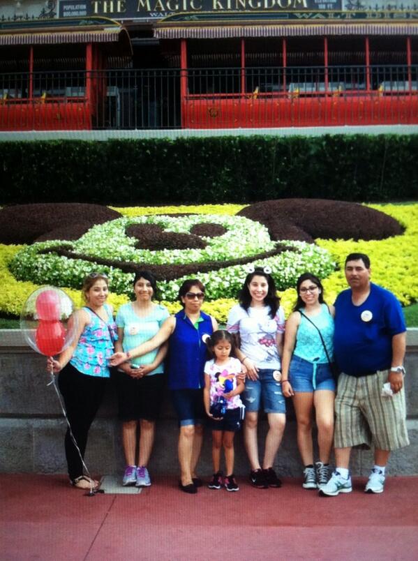 lloveleah21's tweet photo. I Had fun at disney last week! #myfirsttimeatdisney http://t.co/TTNquF3pXu