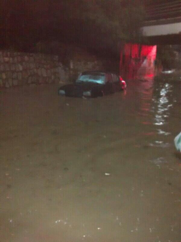 pepytha9's tweet photo. En villa alemana inundado... paso bajo nivel del paradero 13 y 11 http://t.co/LHig1MIjLM