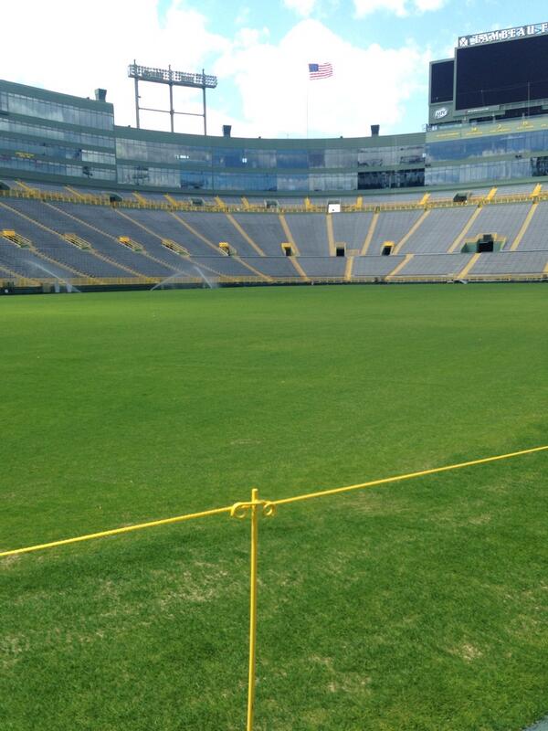 bridgetmurphy32's tweet photo. Lambeau field 🏈👍 http://t.co/gZHMzytdki