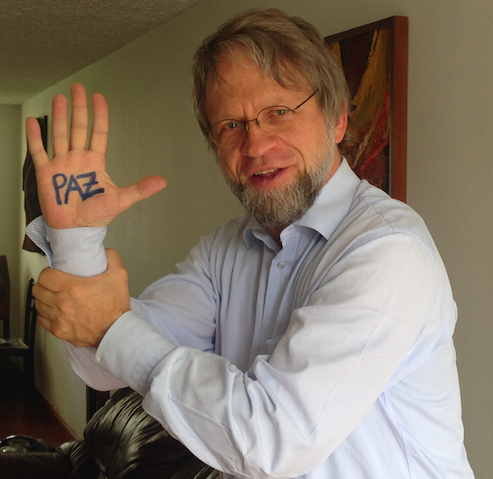 AntanasMockus's tweet photo. La paz está en tus manos. #YoFirmoLaPazConMiVoto Firma aquí: http://t.co/Zfw6Ng7Cp6 Cc @oladelapaz #LaPazVaEnSerio http://t.co/La1yv6S9ZL