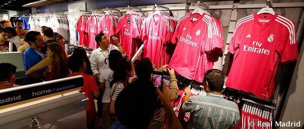 TipsFutbol's tweet photo. Con solo 24 horas en el mercado, se han vendido aprox. 100.000 camisetas fucsias del Real Madrid. Serían unos €10M: http://t.co/Vk1WvYBM44