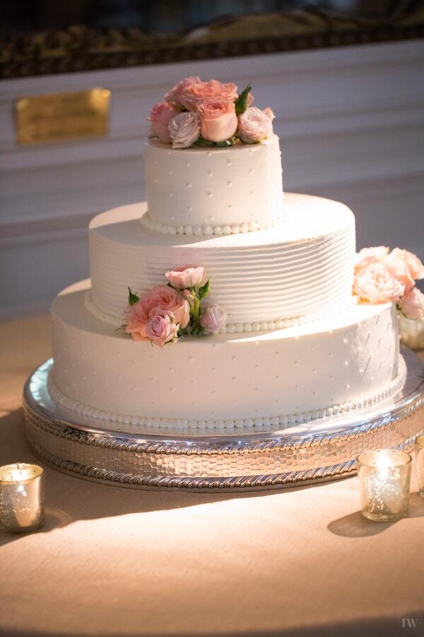 InsideWeddings's tweet photo. A sweet Southern cake, adorned with fresh pink blooms #weddingcake #delish http://t.co/6e9wLjxGRb