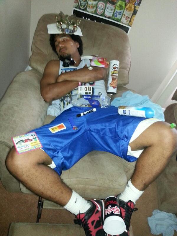 bean_sween's tweet image. Hahaha just stacked on @NatoriuSaiyan! How much stuff can u stack on ur friend that is passed out? #Stack