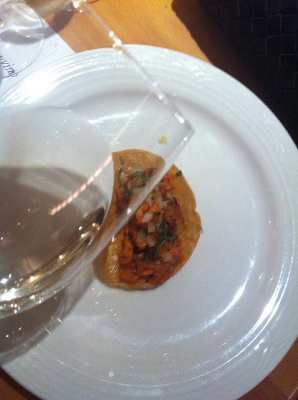VinusTrip's tweet photo. Taco de pescado al pastor con @cavaaragon126 Sauvignon Blanc-Chardonnay http://t.co/ASBTpC3Y5B
