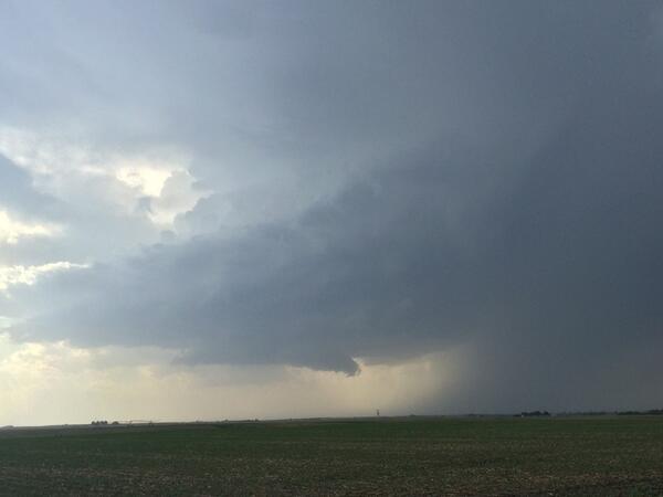 ReedTimmerUSA's tweet photo. Wall cloud forming rapidly NW of Gothenburg, NE is rotating!  Live at http://t.co/9g8PCjg6Zb @weatherchannel http://t.co/NgiTYnkTzN