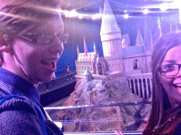 louiiise_'s tweet image. Selfie with Hogwarts #notmodels