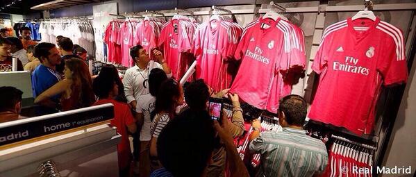 #TahukahKamu Hanya dalam 24 jam setelah Real Madrid merilis jersey pink ini telah terjual lebih dr 100.000 pcs #Proud