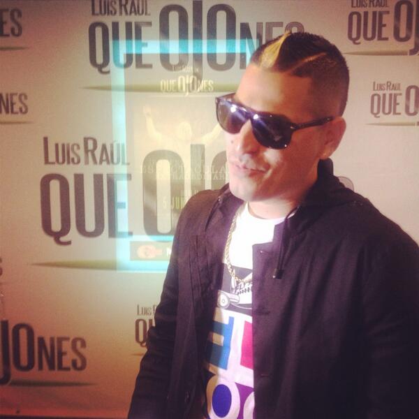 josedueno_ent's tweet photo. @jamsha_ en el #RedCarpet de #QueOjOnes @LuisRaulParao @GEVENTOSPR @NaradaFuentes http://t.co/42Q6UA5eUH