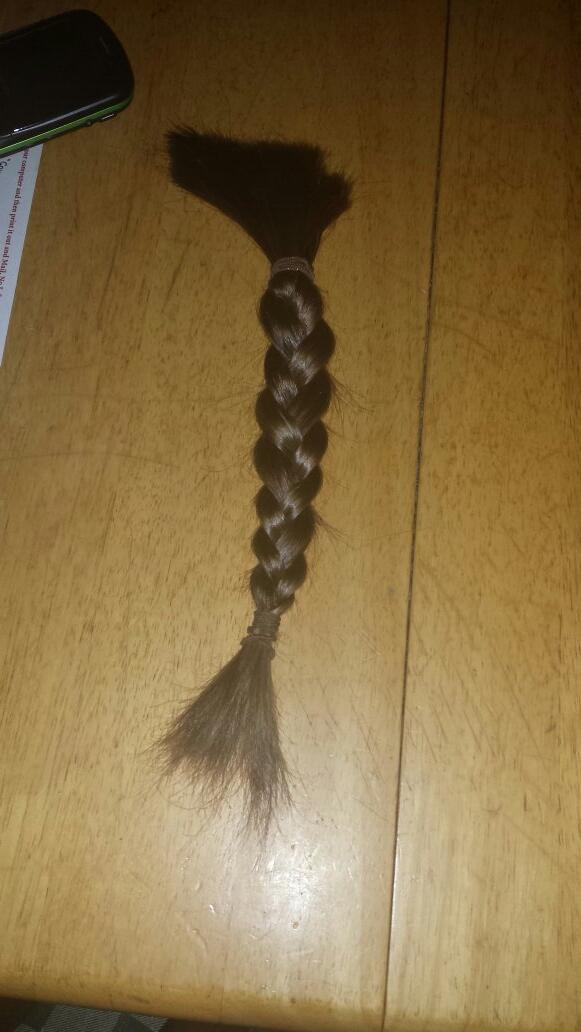 EmileeHolt1's tweet photo. Donating 10 inches of my hair to @CWHL_org! Feels amazing to do something like this!
#itllgrowback #justhair http://t.co/2WzrLuRlqi