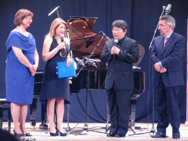 심사위원으로서 이 콩쿨에 대한 느낌을 "이태리어~~" 로  말하는 중~~ At the 4th G.Raciti international music competition.