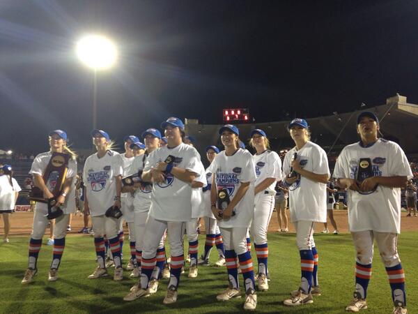 NCAASoftball's tweet photo. Gators gather in the outfield to watch highlights from their national championship victory! #WCWS http://t.co/lZNt7dJHbR