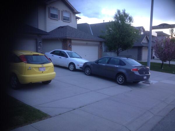 KimDetmold's tweet photo. In public even... Come on, get a garage! #getaroon http://t.co/gPfx97kkPb
