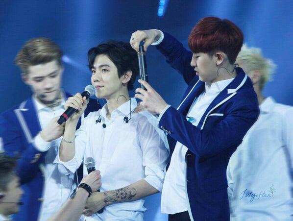 EXOVRY's tweet photo. (Pic) 140601 ชานยอล แบคฮยอน @ The Lost Planet Concert in Hong Kong (Cr; Julyoften) #ชานแบคมุ้งมิ้ง http://t.co/mhRr2lFRHS