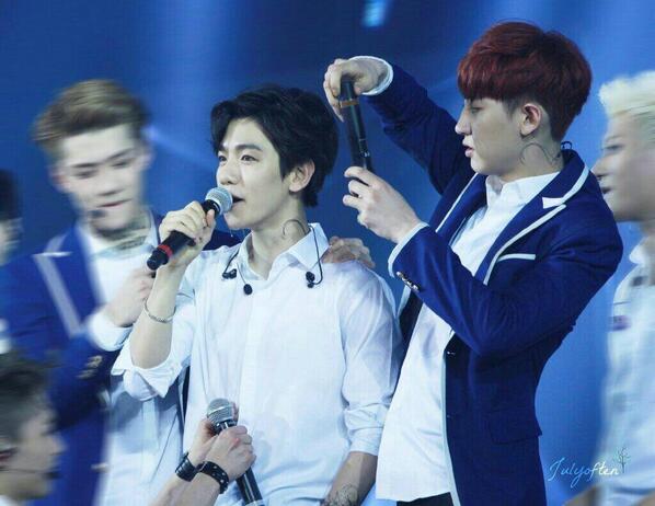 EXOVRY's tweet photo. (Pic) 140601 ชานยอล แบคฮยอน @ The Lost Planet Concert in Hong Kong (Cr; Julyoften) #ชานแบคมุ้งมิ้ง http://t.co/mhRr2lFRHS