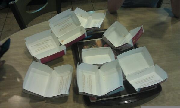 4KnightsofGwyn's tweet image. McDumbledorf,  Christophtoph,  Jesse,  and I Hunbun.  Ate 80 chicken macnuggets in 15 minutes! 
#fatforlife