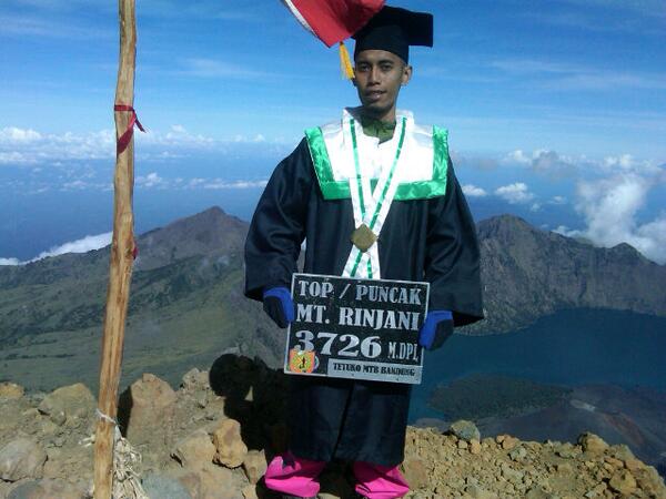 DebbyAnita's tweet photo. Selfie yak :p "@indra_gw  @dara_wk: SELAMAT RT@indra_gw: Numpang wisuda di ketinggian 3726 mdpl puncak Rinjani min http://t.co/jRlKe6Yv0J"""