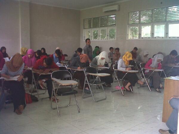 Sociology02's tweet photo. Semangat tman2 02, kita smua bsa walau keseleo ne tangan @LianaFitri5 @IkhsanTrino @LianaFitri5 @rizky_rullya and All http://t.co/ot9PgJfBOc