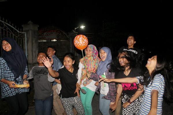 NineFour_8JHS's tweet photo. Aib+candid ya? @yessyagustry04 @SherliaputriH @quamillasazha @DickyAnandaP10 @Nadiamthnbl @sarah_karina73 @JrAnwar http://t.co/wKxjNe3ckM