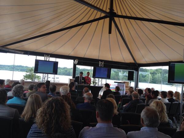 Gedeputeerde Ruud van Heugten van <a href="/ProvincieNB/">Noord-Brabant</a> spreekt gasten #vervoersexperience toe