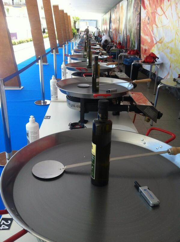 pacolonso's tweet photo. En pocos minutos comienza el XL Concurso #fideuadeGandia Si, si es muy grande y el 40 Aniversario @c_valenciana http://t.co/bSyTa1JFic