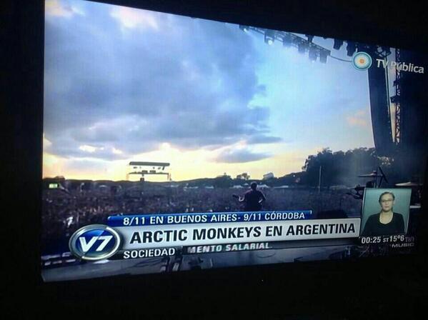 BellDomWolsten's tweet photo. La foto del año #ArcticMonkeysEnArgentina http://t.co/NpNRVF95Ob