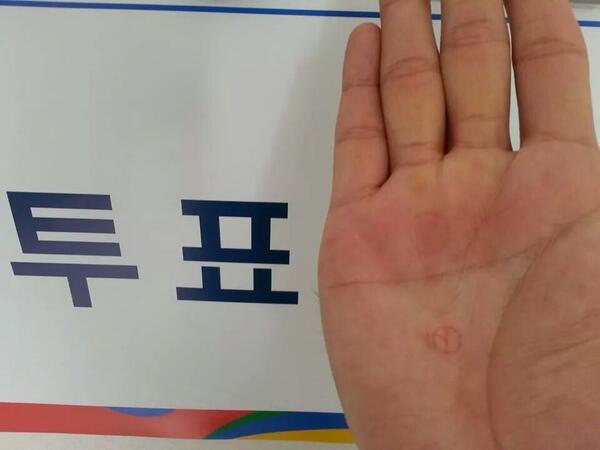 7Motivator's tweet photo. 사람을 보든, 당을 보든, 공약을 보든,
누구를 뽑느냐는 당신의 자유이자 권리.
누구라도 뽑아야 하는 건 당신의 책임이자 의무. http://t.co/YXtS6iZijI