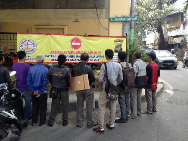 TMCPoldaMetro's tweet photo. 14.21 Peringatan untuk para pelanggar lalu lintas agar tidak melawan arus di perempatan Jl. Lautze http://t.co/L1mectHq6l  @polsek_sw_besar