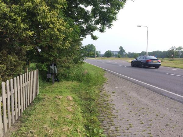 RadarControles's tweet photo. Snelheidscontrole in de Valom, erg verdekt opgesteld! (via: @RadarControles) http://t.co/UAgBRdRMgD