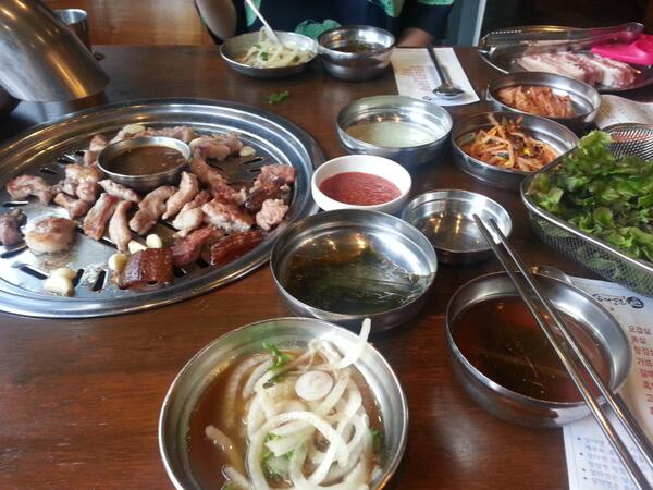 ehwanjin's tweet photo. 귀국하자마자 고기파티:) http://t.co/52QN7VIQ9w