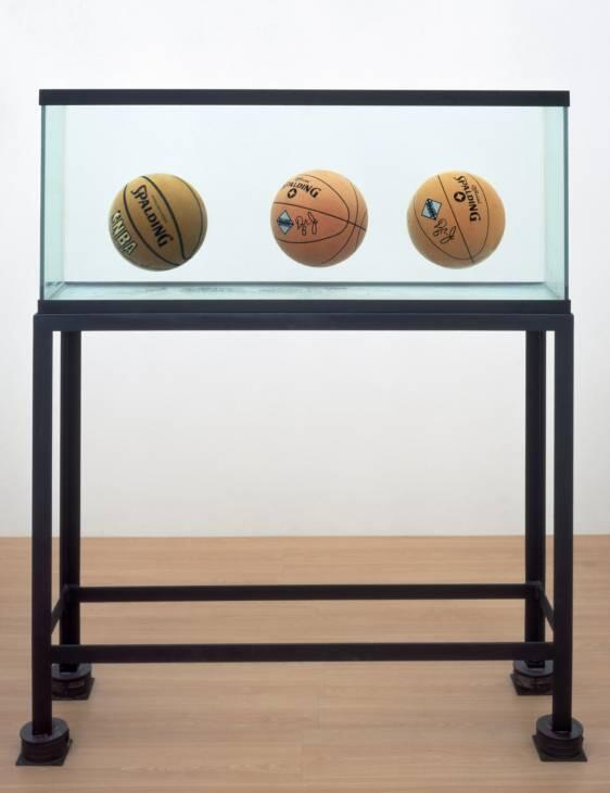 TateNiceness's tweet photo. Three basketballs in a fish tank!! Either #Jeff Koons is a really bad shot or a really ace artist!! #CreativeSlamDunk http://t.co/6EgergOGyO