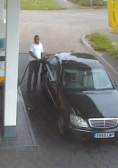 Let op deze man kan de benzine niet betalen, dus rijdt weg zonder te betalen.