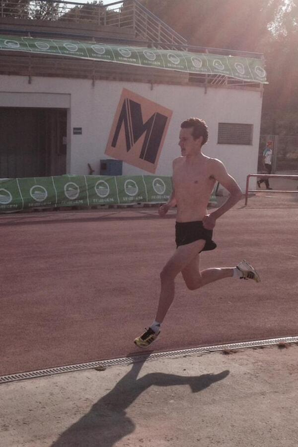 octavioperezcal's tweet photo. Ayer A. Brownlee estuvo en  Benidorm entrenando: 4x1000m a 2´40´´+4x600m a 1´32´´+4x400m a 1´02 rec. 200m trote http://t.co/tbNyaj9ATt