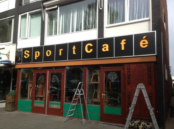 Quickreclame's tweet photo. EPS letters geplaatst voor Sportcafé Emmen. http://t.co/SgHlPB4Y1K