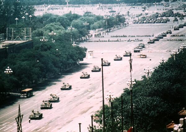 mehreenzahra's tweet image. Full uncropped photo of #TankMan protester who stood before column of tanks on June 5 1989 #TiananmenAnniversary