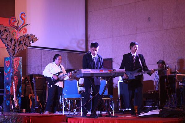 CallUsOneShot's tweet image. the music plaayer(?) dari kiri : @Della_adisty @VendykaRP @NoveanAlbertus martinnya tak terlihat :(