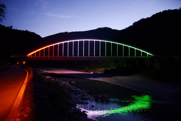 MartinelliImpia's tweet photo. Completata l'illuminazione LED e l'illuminazione scenica RGB del ponte di Rivangaio. Per il 2 giugno il tricolore! http://t.co/ryS5St1wRI
