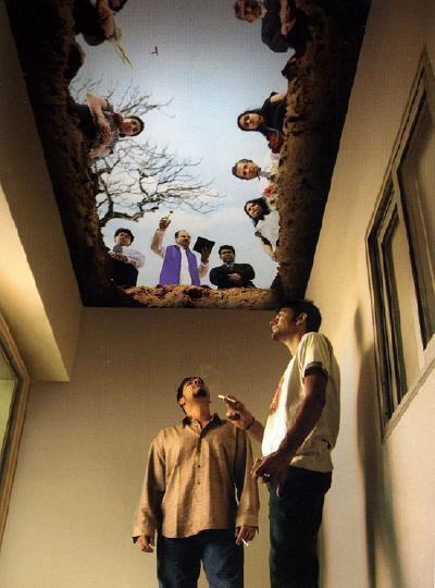 iIusionOptica's tweet photo. Mural del techo retroiluminado en una zona de fumadores, Muy gracioso. http://t.co/6aXqvUcbZK