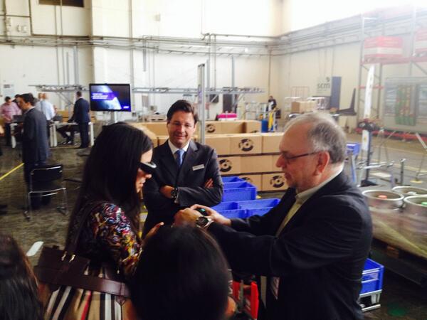 Epson_ES's tweet photo. Gente que prueba y disfruta de contenido #multimedia y #realidadaumentada con #smartglasses en #sil2014 http://t.co/Xss4hjim2X