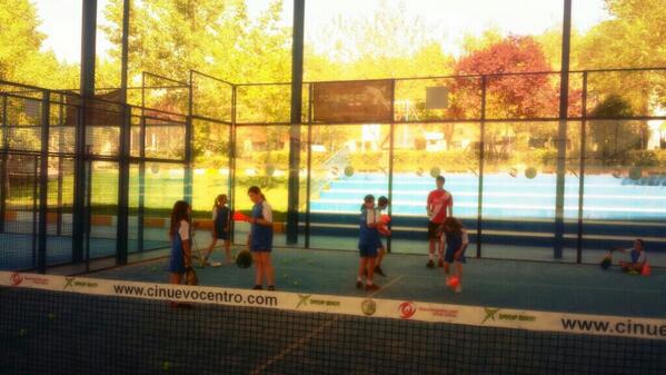 CampusCoke's tweet photo. Los chicos podrán disfrutar de diferentes actividades como:Fútbol, padel, piscina, castillos hinchables y muchas más! http://t.co/d2j1JqfOJt